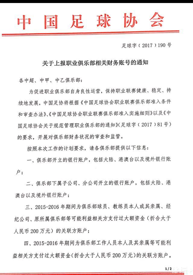 在照片上，瑞恩;雷诺兹和马克;鲁法洛正在专心致志地研究着手机上的内容，看上去似乎是在讨论剧本